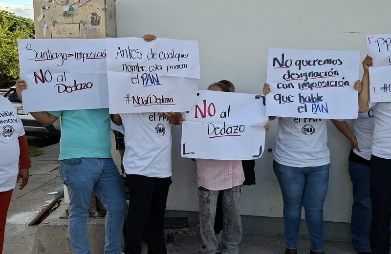 “No al dedazo”: panistas protestan contra posible imposición
