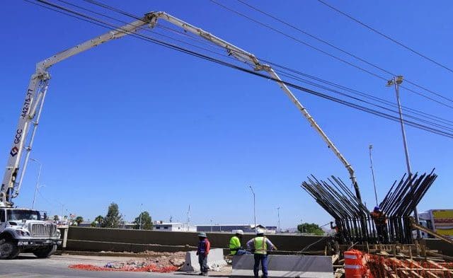 Choque entre tres vehículos provoca caos vial en el Periférico de la Juventud