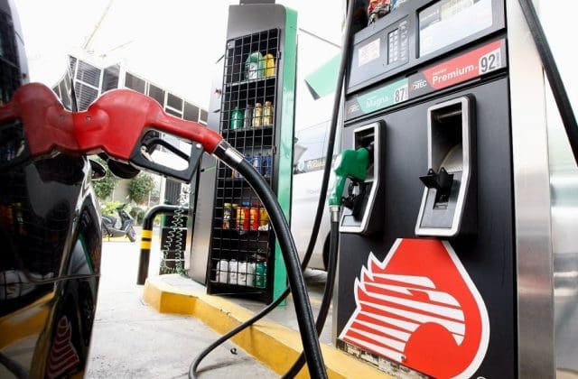 Señala Profeco abusos en gasolina premium; estaciones cobran casi 30 pesos