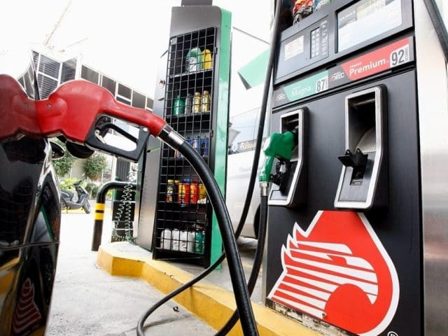 Señala Profeco abusos en gasolina premium; estaciones cobran casi 30 pesos